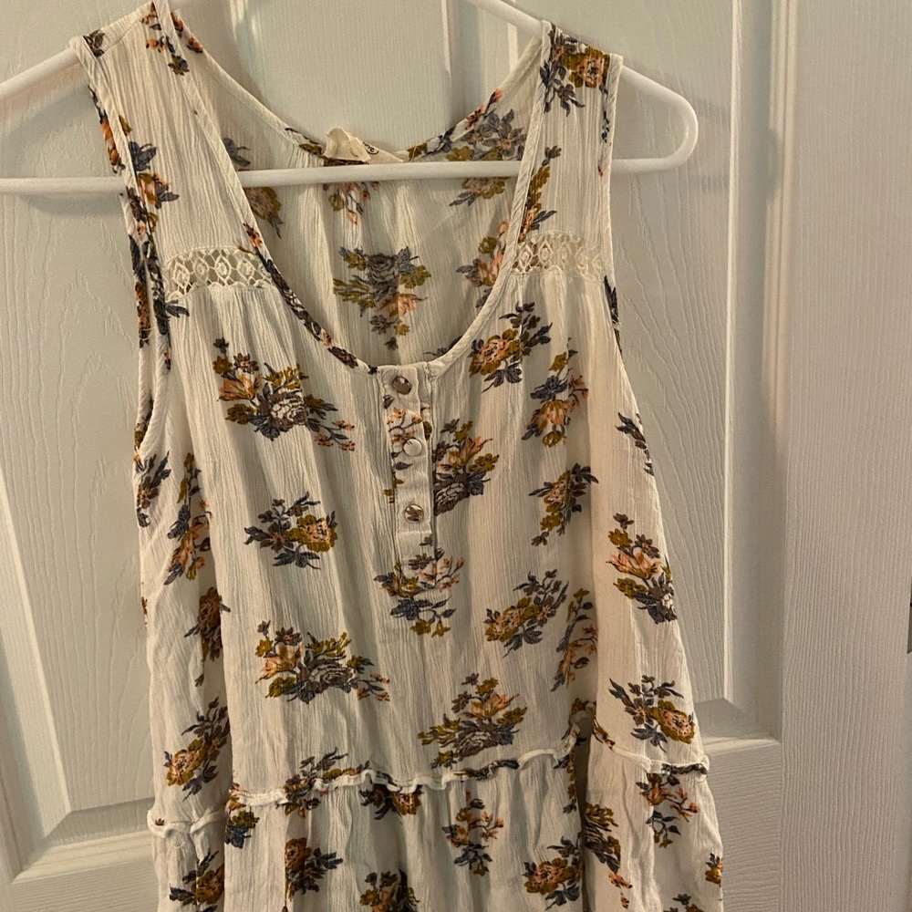 White Floral Summer Tank 🤩☀️